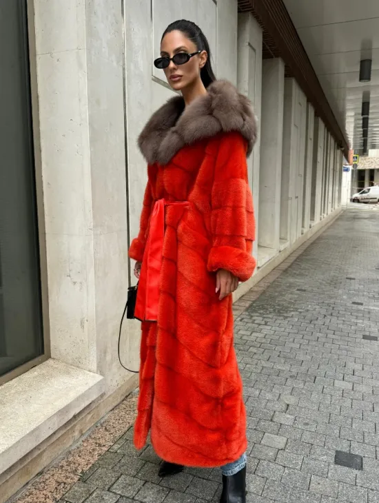 Шуба норковая с капюшоном из меха куницы в красном цвете - фото 8